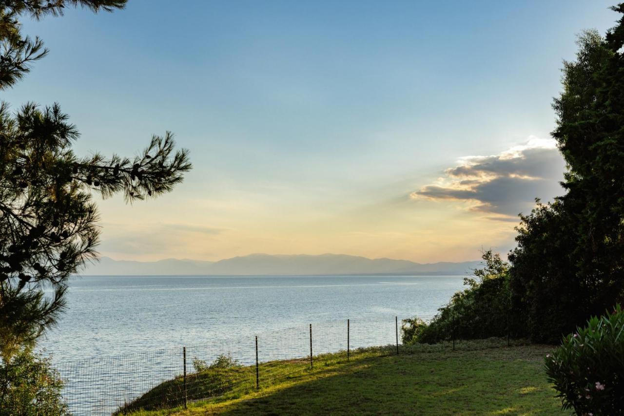 Luna Villa Private Beach Неа-Ираклия Экстерьер фото